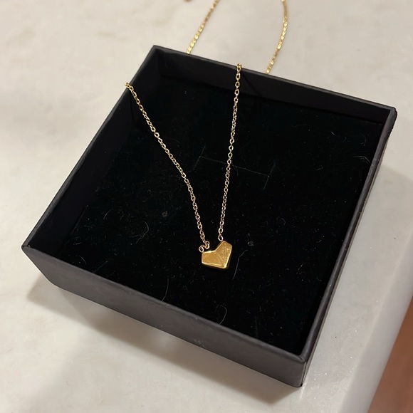 Venus Gold Heart Necklace - Picture 7 of 9